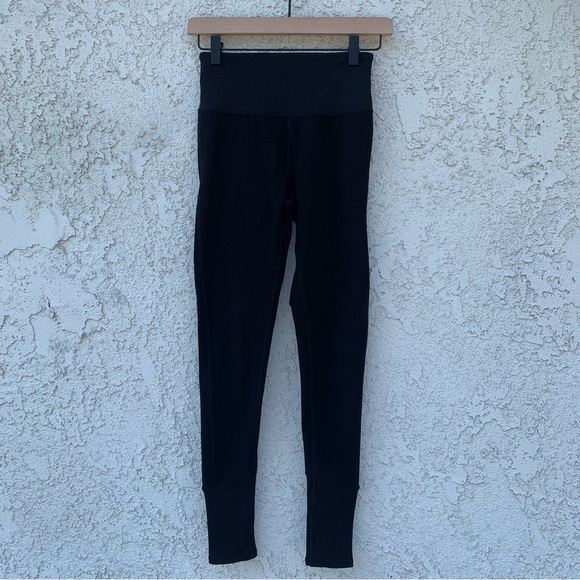 Alo Yoga - High-Waist Alosoft Lounge Legging in Black - Picture 4 of 6
